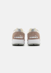 Diadora N902 UNISEX - Trainers - coffee bean/cloud cream