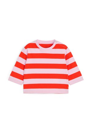 T-shirt bébé à manches longues avec larges rayures horizontales rouges et roses claires, col rond et boutons-pression sur une épaule.