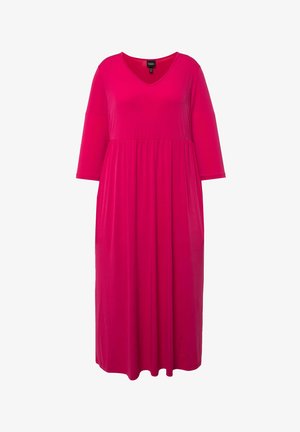 Robe rose, longueur genou, en tissu doux, avec un décolleté en V et des manches trois-quarts ; présente une taille froncée pour une silhouette fluide.