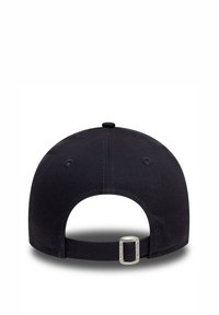 Gorra de béisbol negra con visera curva, tira ajustable en la parte posterior, hecha de tejido texturizado y con ojales de ventilación.