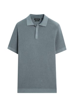Polo a maniche corte in tessuto azzurro chiaro testurizzato, con colletto e patta con due bottoni. Rifinita con polsini e orlo a costine.