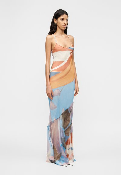 Μάξι φόρεμα με ελαφρύ, διαφανές υλικό με αφηρημένο μοτίβο σε πορτοκαλί, μπλε και καφέ χρώματα· λεπτές τιράντες και ρέουσα σιλουέτα.