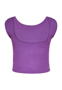 Fialový žebrovaný crop top s širokým, zakulaceným výstřihem a krátkými rukávy. Materiál je hladký a elastický, s přiléhavým střihem.