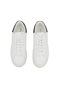 Baskets blanches avec un design lacé, en cuir lisse, bout rond, accents noirs au niveau du talon et logo sur la languette.