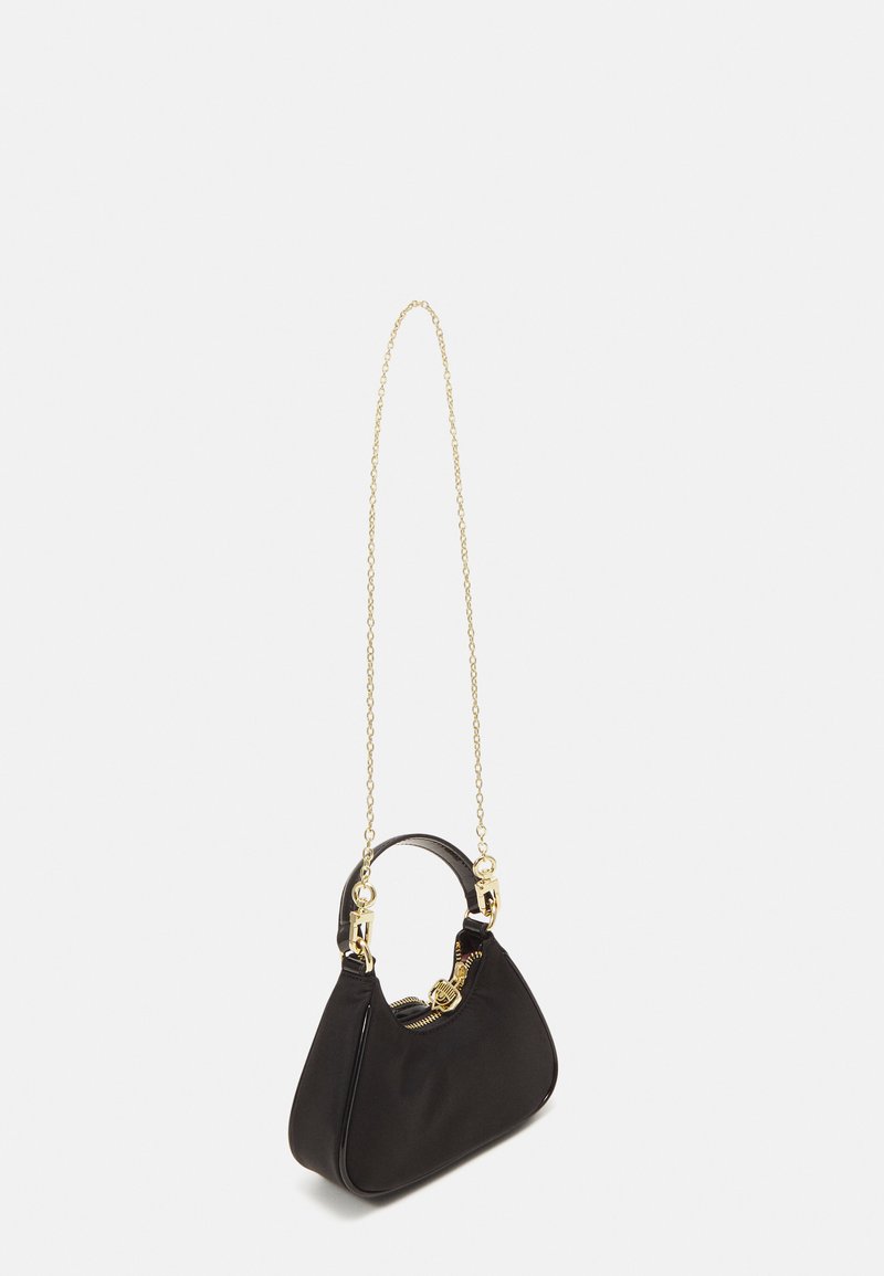 Schwarze Handtasche mit geschwungener Silhouette, goldener Kettenriemen und Ledergriff. Verfügbar mit einem Reißverschluss und glänzenden Hardware-Akzenten.