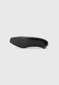 Schwarzer High Heel Schuh mit spitzer Zehe, glattem Oberleder und rutschfester Gummisohle für besseren Halt. Schlankes und modernes Design.