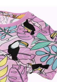 Chemise à manches courtes en tissu rose avec des motifs de toucan et de feuilles, avec des accents verts et jaunes, et un col en côtes.
