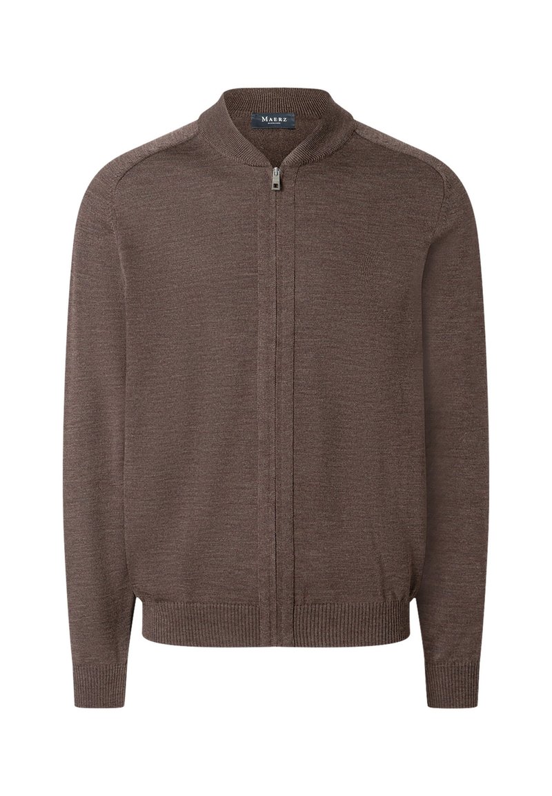 Cardigan marrón con cremallera hecho de un material de punto suave. Presenta un cuello alto, puños y dobladillo acanalados, con una textura suave y un diseño minimalista.