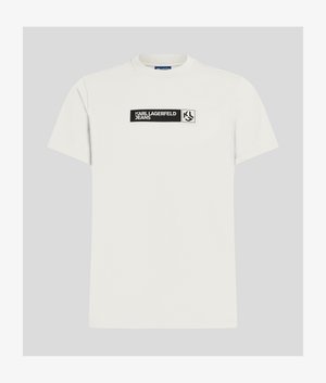 Valge lühikeste varrukatega t-särk musta ristkülikukujulise logomärgiga, millel on kiri "KARL LAGERFELD JEANS" ning rinnal kõrval KL embleem.