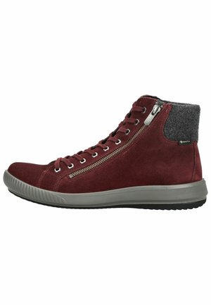 Høj-top vinrød ruskind sneaker med grå gummisål, matchende snørebånd, side lynlås og grå polstret ankelkrave.