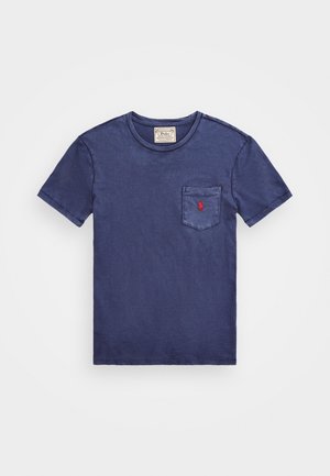 Granatowy bawełniany T-shirt z krótkim rękawem, okrągłym dekoltem oraz lewą kieszenią na piersi z małym czerwonym haftowanym logo.