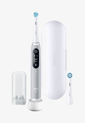 Elektrische Zahnbürste mit weißem und silbernem Gehäuse, kreisförmigem blauen Borstenkopf, Ladebasis und Schutzhülle. Glatte Textur, elegantes Design.