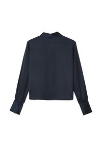 Blusa nera in satin a maniche lunghe con colletto all'americana e polsini abbottonati, mostrata da dietro su uno sfondo bianco semplice.