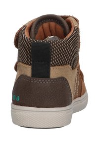 Bruine en tan hoge sneakers met textuurmaterialen, een meshpatroon, contrasterende accenten, een treklipje en een witte rubberen zool.