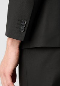 HUGO ARTI HESTEN SET - Gilet elegante - black
