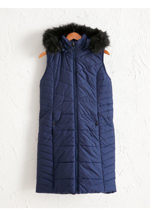 Tmavě modrá prošívaná dlouhá vesta bez rukávů s předním zipem a kapucí lemovanou černým umělým kožešinou na dřevěném ramínku.