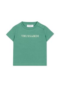 T-shirt verde in cotone con maniche corte, girocollo e dettagli con bottoni sulle spalle, con la scritta "TRUSSARDI" stampata in un colore chiaro.