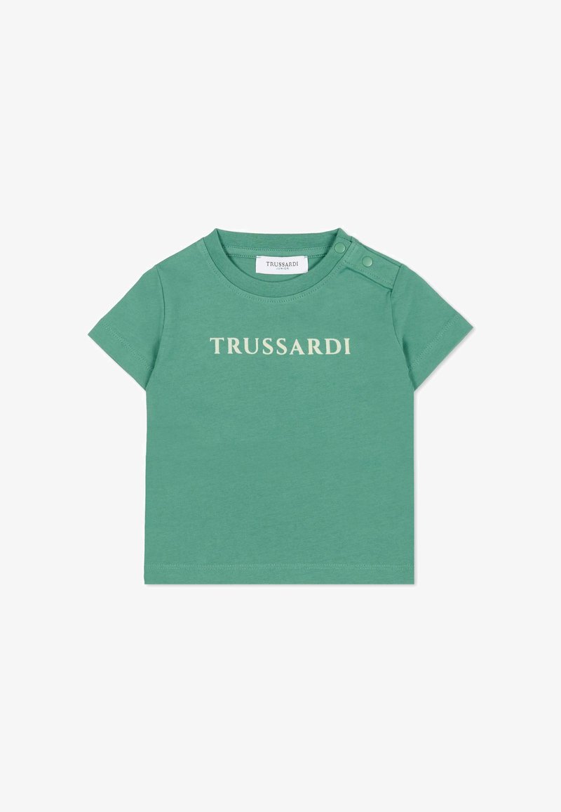T-shirt verde in cotone con maniche corte, girocollo e dettagli con bottoni sulle spalle, con la scritta "TRUSSARDI" stampata in un colore chiaro.