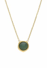 Gouden ketting met een getextureerde, ongelijkvormige hanger. De hanger heeft een ronde, donkergroene steen die in een gladde bezel is gezet.