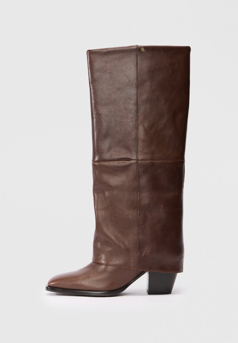 Braune Lederkniehohe Stiefel mit quadratem Zeh, strukturiertem Design und Blockabsatz. Glatte Textur mit minimalen Hardware-Details.