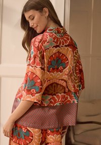 Next SHORT SLEEVE CRINKLE - REGULAR FIT - Užsagstoma palaidinė - brown multi paisley border print