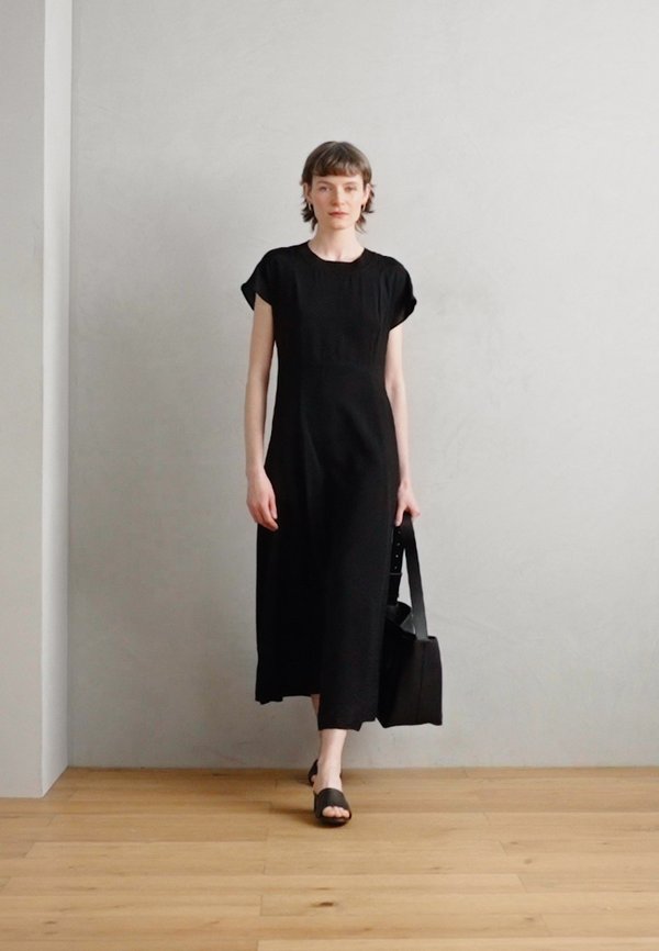 DRESS  FEMININE SHAPE  ROUND NECKLINE  MIDI LENGTH CUTLINES - Day dress2