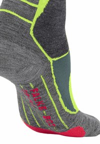 Calzino sportivo grigio e verde con punta rinforzata, dettagli rossi, tessuto testurizzato e motivo geometrico per una maggiore aderenza e vestibilità.