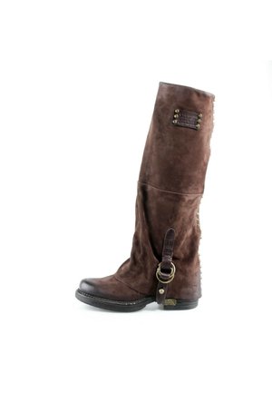 Botte en cuir marron montant jusqu’au genou avec une sangle décorative et une boucle en laiton près de la cheville, une partie texturée près du haut et une semelle noire.