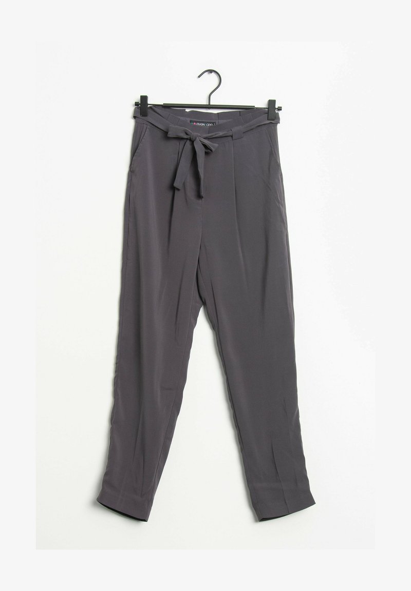 Grå, lätta byxor med högt midjeband, knytbälte och smalnande ben; har en mjuk textur och minimalistisk design.