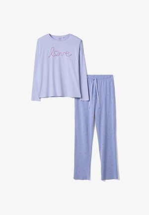 Hellviolettes Pyjama-Set mit langärmligem Oberteil, auf dem "love" in roter Schrift steht, und passender Hose mit kleinen roten Herzmustern und Tunnelzugbund.
