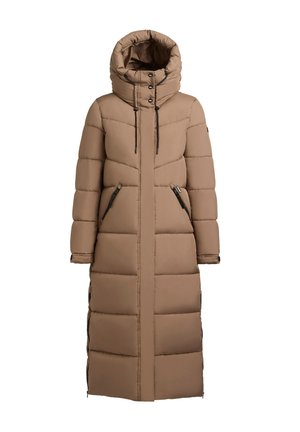 Manteau long marron matelassé avec capuche, doté d'une fermeture éclair à l'avant, de boutons-pression et de poches latérales. Le tissu a une texture lisse et un design matelassé distinctif.