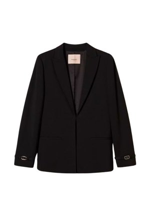 Schwarzer Blazer aus glattem Stoff, mit tailliertem Schnitt, Reverskragen, Seitentaschen und silbernen Hardware-Details an den Ärmeln.