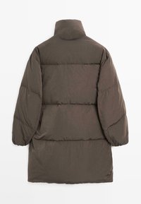 Brun pufferjakke med høj krave, der har et quiltet design og løse ærmer. Materialet ser glat ud med en mat finish.
