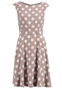 Robe à pois en tissu rose poudré avec des motifs circulaires blancs, sans manches, taille cintrée avec un nœud décoratif et jupe évasée.