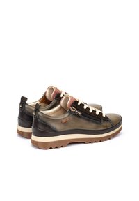 Chaussures décontractées en cuir marron et noir avec une finition texturée, lacets crème, accents roses, fermeture éclair sur le côté et semelle en caoutchouc beige.