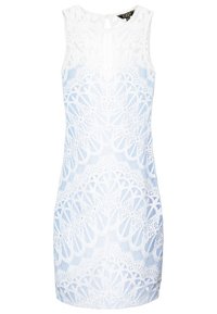Robe blanche avec superposition en dentelle, présentant un motif bleu clair, sans manches, et un détail d'ouverture en forme de clé au dos.