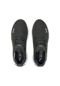 Chaussures de sport noires avec une tige texturée, des fermetures à lacets et un logo blanc bien visible. Comprennent une semelle rembourrée pour le confort.