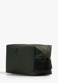 Neceser rectangular de color verde oscuro con cierre de cremallera y una correa de tela tejida en el lateral; presenta un pequeño logotipo impreso de una calavera.