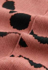 REGULAR FIT - FLUTTER SLEEVE TEXTURED SMART  - Tričko s potlačou - pink black