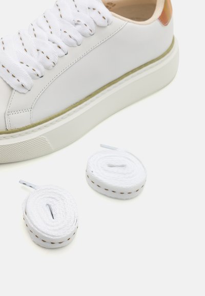 Sneaker bianco in pelle liscia con lacci rotondi e dettagli dorati. Include due lacci bianchi aggiuntivi con cuciture marroni.