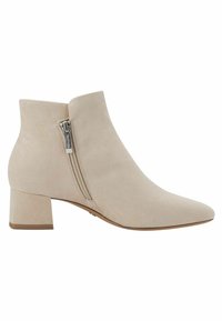 Botines de ante beige con punta afilada, tacón bloque de altura media y cierre lateral con cremallera. Textura suave, diseño minimalista y sin detalles de herrajes visibles.