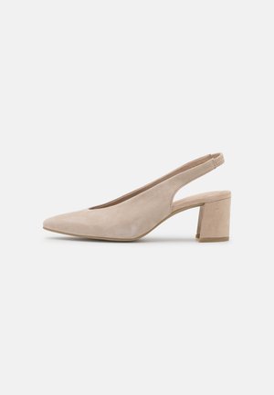 Beżowy zamszowy but na obcasie typu slingback z szpiczastym noskiem i szerokim obcasem na jednolitym jasnym tle.