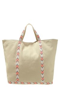 Beigenvärinen kangaskassi, jossa on kuviolliset kahvat, joissa on vaaleanpunainen ja harmaa chevron-kuvio, tilava muoto ja kaksinkertaiset olkahihnat.