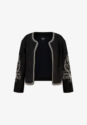 Zwarte open voorjas met witte decoratieve bies langs de randen en ingewikkelde witte bloemenborduursels op de mouwen.