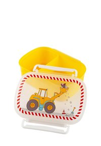Gelbe Kunststoffbrotdose mit einem weißen Deckel. Der Deckel zeigt einen Cartoon von einem gelben Traktor und einem Maulwurf. Akzentuiert mit roten und weißen Streifen.
