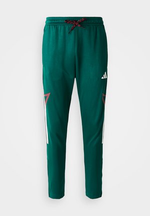 Grønne atletiske træningsbukser med rød og sort snor, hvid Adidas-logo på låret og røde og hvide geometriske sideakcenter.