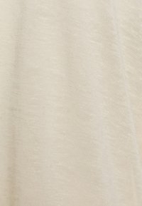 Lys beige stof, glat overflade med en fin vævning, der viser subtile farvevariationer og et blødt, naturligt udseende.