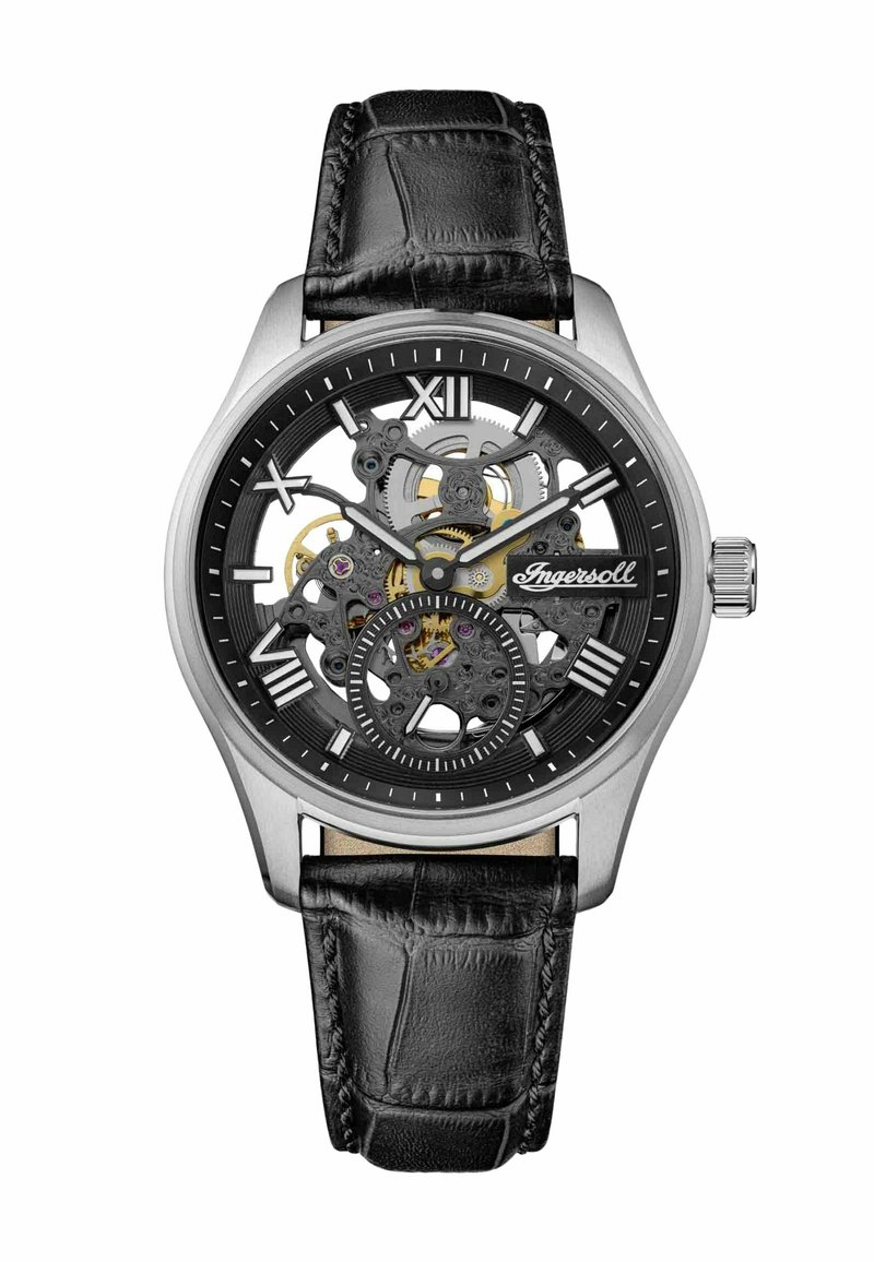 Zwart leren horloge met een zilveren roestvrijstalen kast, skeletdial die tandwielen laat zien, Romeinse cijfermarkeringen en een ronde vorm.