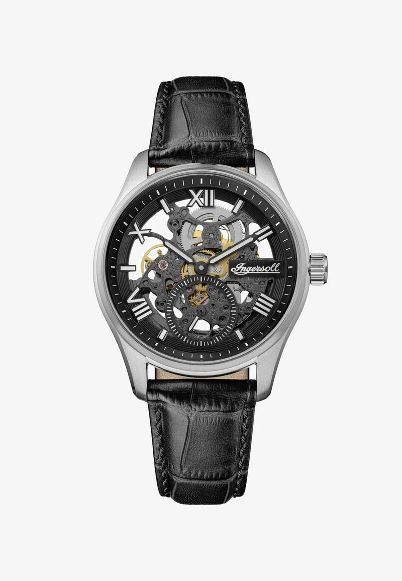 Zwart leren horloge met een zilveren roestvrijstalen kast, skeletdial die tandwielen laat zien, Romeinse cijfermarkeringen en een ronde vorm.