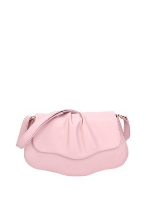 Borsa in pelle rosa con forma arrotondata, design frontale plissettato e tracolla con accenti in hardware dorato.